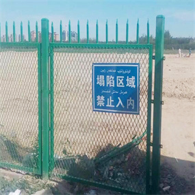 景區(qū)護(hù)欄網(wǎng)又稱山地防護(hù)網(wǎng)，公園護(hù)欄網(wǎng)